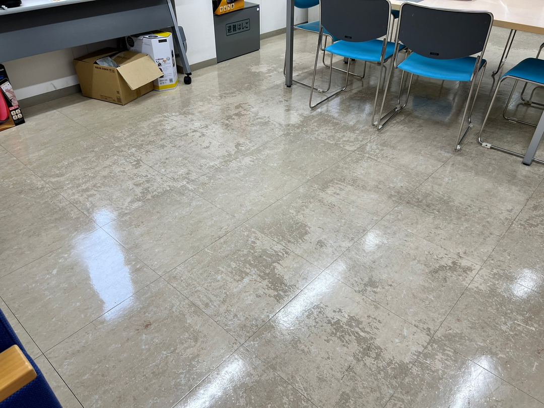 京都市 金融機関 床ワックス剥離(施工前)の施工事例