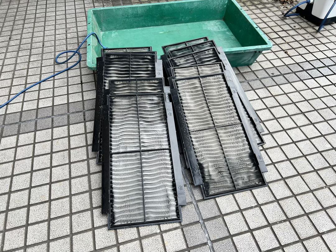 吹田市 大学病院 エアコンフィルタークリーニング(施工前)の施工事例