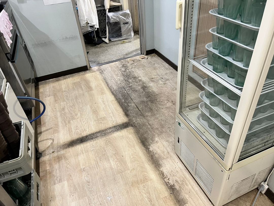 吹田市 床ワックス剥離(施工前)の施工事例