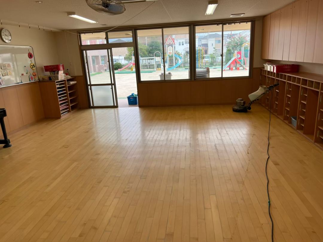 高槻市 幼稚園 床清掃・ワックスがけの施工事例